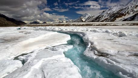 Glacial Serenity in Majestic Mountains wallpaper