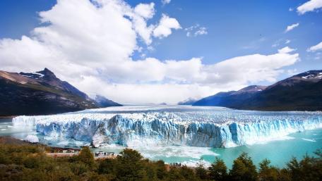 Majestic Icebergs Gliding on Serene Waters wallpaper