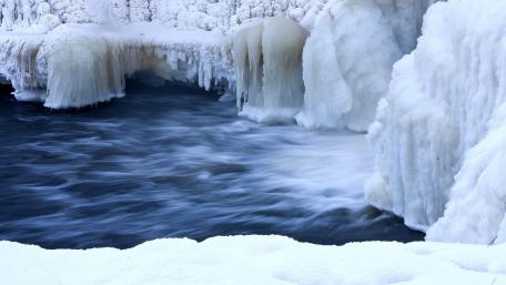 Frozen Serenity in Icy Waters wallpaper