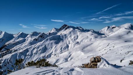 Majestic Winter Wonderland of Snowy Peaks wallpaper