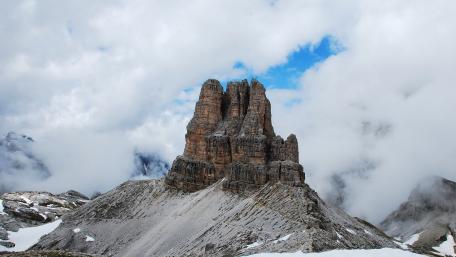 Majestic Mountain Peaks Under Cloudy Skies wallpaper