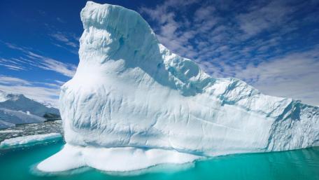 Majestic Iceberg in Crystal Clear Waters wallpaper
