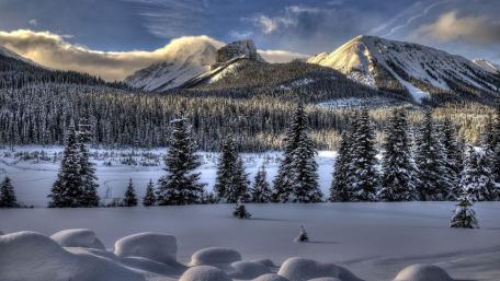Majestic Winter Wonderland in the Mountains wallpaper