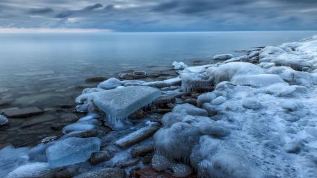 Frozen Serenity on the Shoreline wallpaper