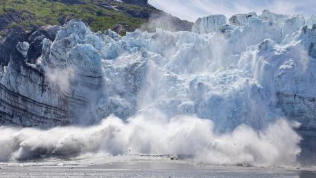 Majestic Glacier Calving in Nature's Splendor wallpaper