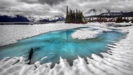 Tranquil Glacier Lake in a Winter Landscape wallpaper