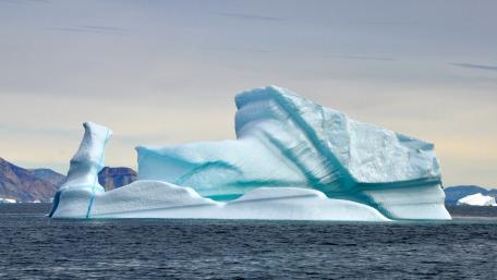 Majestic Iceberg Floating in Tranquil Waters wallpaper