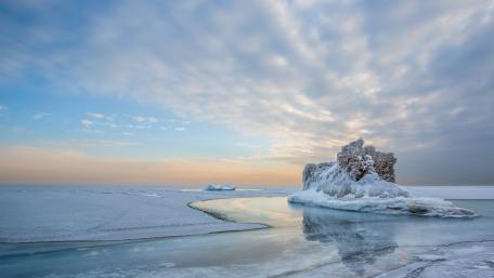 Winter Serenity in Icy Landscapes wallpaper