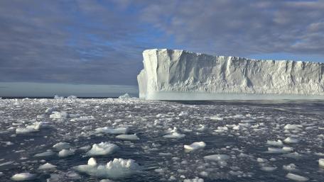 Majestic Iceberg in Tranquil Waters wallpaper