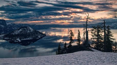 Serene Sunset Over Crater Lake Reflection wallpaper