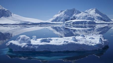 Serene Glacier Reflections in Nature's Embrace wallpaper