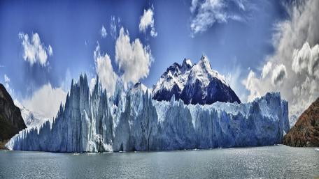 Majestic Iceberg Landscape with Snowy Peaks wallpaper
