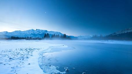 Winter Serenity in a Smoky Landscape wallpaper