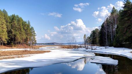 Serene Winter Landscape with Melting Snow and Clear Skies wallpaper