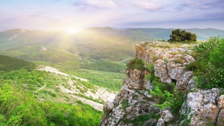 Serenity of Sunlit Mountain Peaks wallpaper