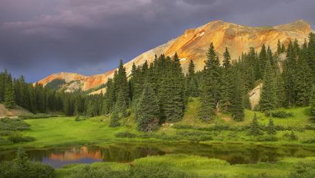 Majestic Mountain Reflection in Nature's Splendor wallpaper
