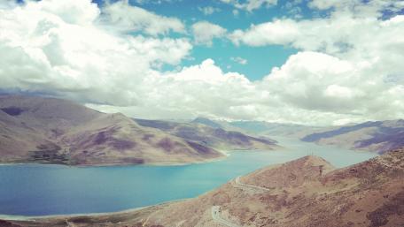 Breathtaking Mountain Lake View in 4K Resolution wallpaper