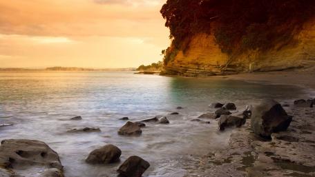 Serene Coastal Sunset Over Tranquil Waters wallpaper