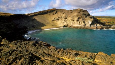 Serene Coastal Beauty Captured in Nature's Splendor wallpaper