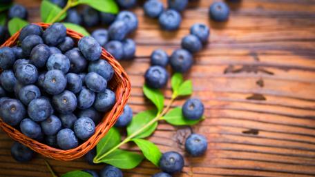Fresh Blueberries in a Wooden Basket wallpaper