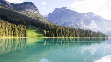 Serene Mountain Lake Reflection in Nature Scene wallpaper