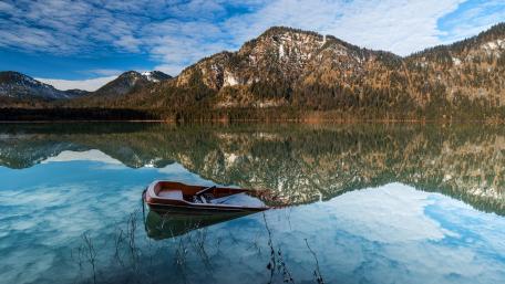 Serene Reflection of Nature's Beauty in 4K wallpaper