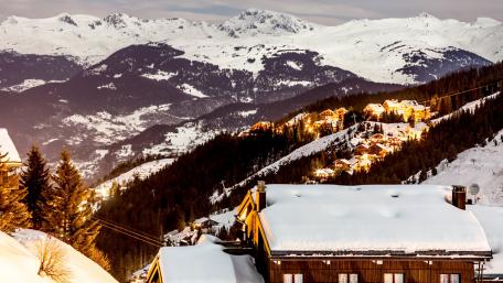Serene Snowy Cityscape at Dusk wallpaper