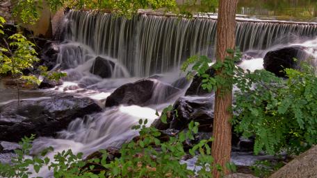 Serene Waterfall in Lush Greenery wallpaper