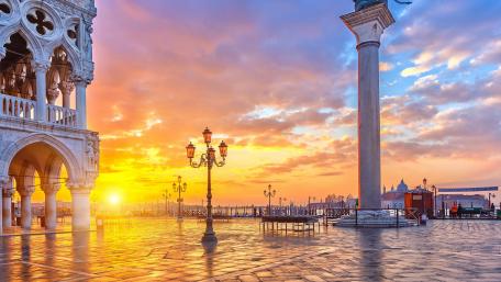 Breathtaking Sunset Over Doge's Palace in Venice wallpaper
