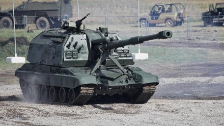 Battle-Ready Heavy Artillery Tank Wallpaper wallpaper