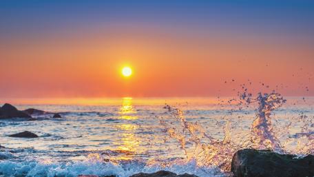 Sunset Waves on a Tranquil Shore wallpaper