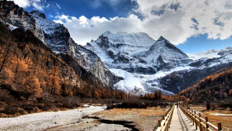 Majestic Mountain View Under a Clear Sky wallpaper