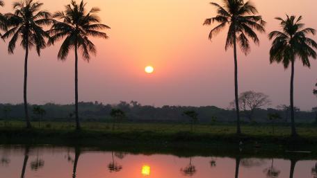 Serene Sunset Over Tranquil Waters wallpaper
