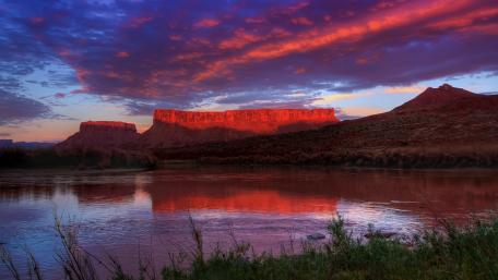 Majestic Sunset Over Tranquil Waters wallpaper