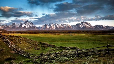 Majestic Mountain Range under a Dramatic Sky wallpaper