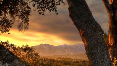 Serene Sunset Over Majestic Mountains wallpaper