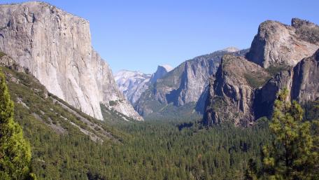 Majestic Mountain Landscape in Yosemite National Park wallpaper