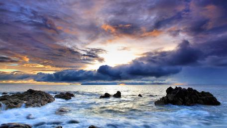 Serene Coastal Sunset with Dramatic Skies wallpaper