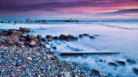 Serene Twilight by the Shoreline wallpaper