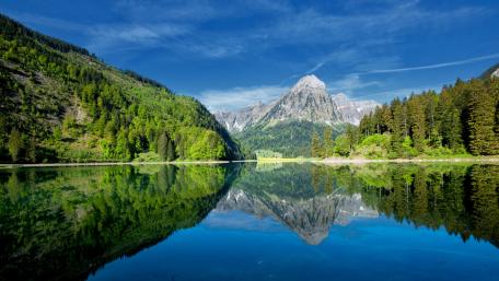 Majestic Mountain Reflection in Calm Waters wallpaper