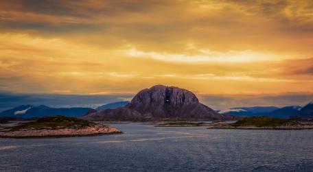 Majestic Sunset Over Serene Waters wallpaper