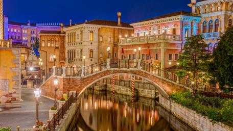 Enchanting Night in a Venetian Cityscape wallpaper