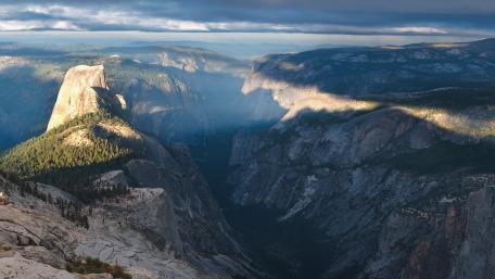 Majestic Yosemite Valley Peaks Under Dramatic Skies wallpaper