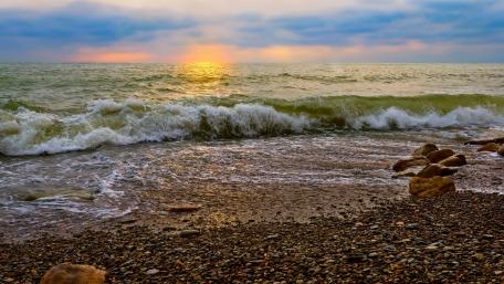 Serene Sunset Over Gentle Waves wallpaper