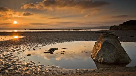Serene Sunset Over Tranquil Shoreline wallpaper