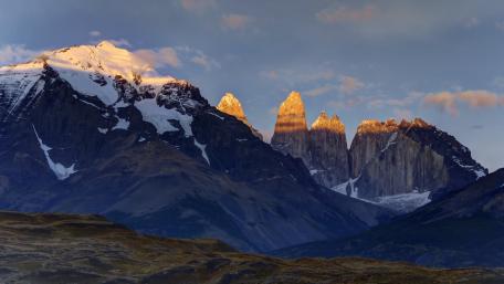 Majestic Peaks Glowing at Sunset wallpaper
