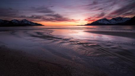Serene Twilight Over Tranquil Waters wallpaper
