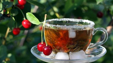 Refreshing Cherry Iced Tea Delightful Summer Beverage Experience wallpaper