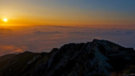 Majestic Sunrise Over Mountain Peaks wallpaper