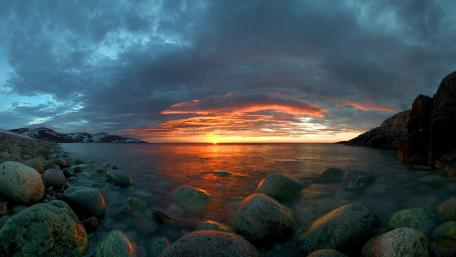 Serene Sunset Over Tranquil Waters wallpaper